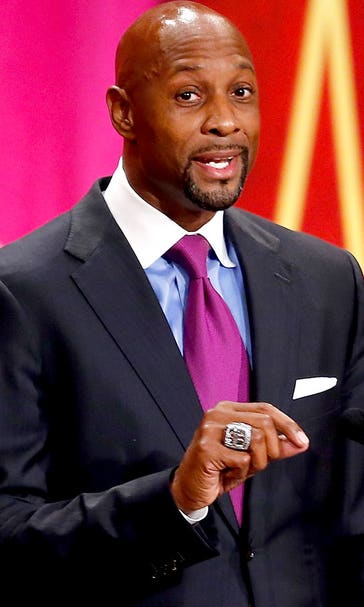 Mourning thanks doctors, kidney donor at hoop Hall of Fame